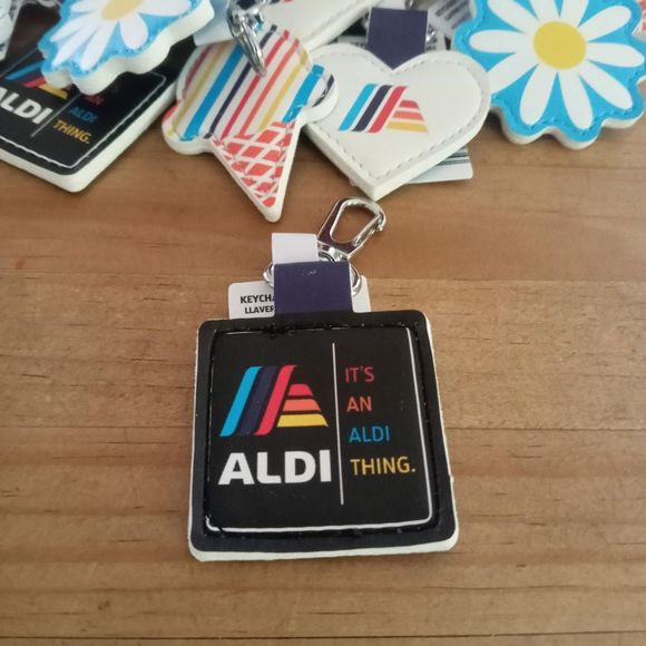 ALDI Super Fan Keychain Its An Aldi Thing 2024 Collection Quarter Keeper NWT - Picture 3 of 3